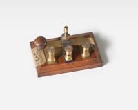 FK 0587
<br/>
Morsesleutel, naar S.F.B. Morse
<br/>
<em></em>